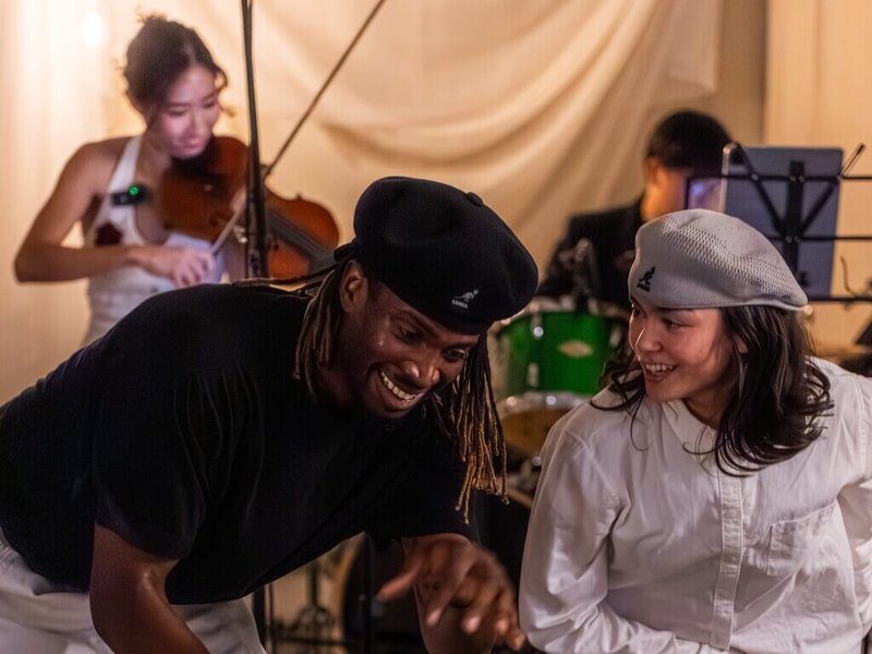 旅美小提琴家林翔翎（Joanne Lin）（後）與美國德州達拉斯舞團Soul Society Collective跨界演出。（TWNY提供）中央社記者林宏翰傳真 114年11月22日