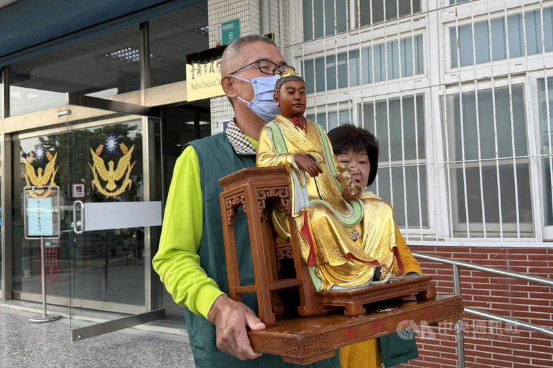 台南市下營區九龍太子宮供奉木雕藝師陳啓村作品「卯兔星君」像日前遭竊，警方循線於25日逮捕3名竊嫌並成功找回神像，廟方人員26日前往麻豆警分局迎回。中央社記者楊思瑞台南攝　114年11月26日