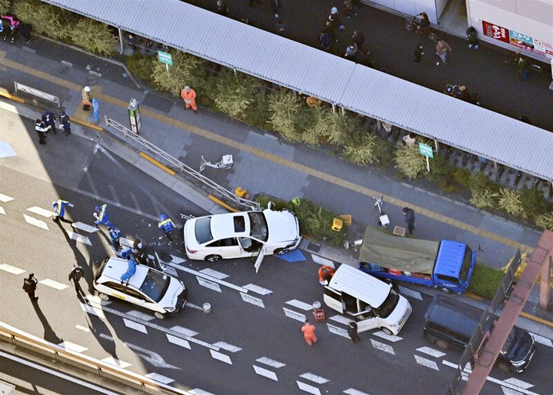 日本東京足立區24日發生汽車衝撞行人、造成11人死傷的肇逃事件。（共同社）