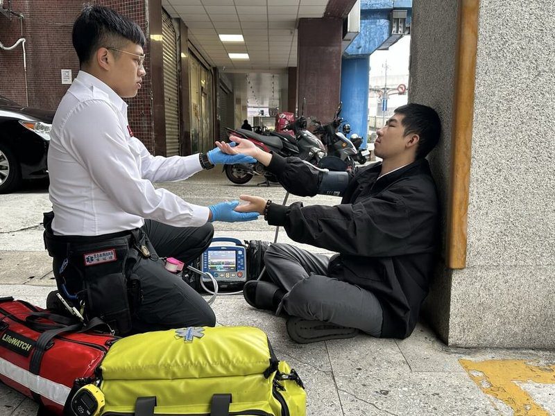 台北市消防局25日表示，東北季風挾冷空氣南下，氣溫驟降會提高急性腦中風與心肌梗塞發生率，若有中風徵兆可以FAST指標，F（Face、微笑），臉部是否不對稱；A（Arm、舉手），雙手平舉時是否有一側無力；S（Speech、說你好）快速自我檢查。（台北市消防局提供）中央社記者黃麗芸傳真 114年11月25日