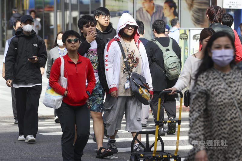 圖為台北市中正區不少民眾穿著外套在街頭通勤。（中央社檔案照片）