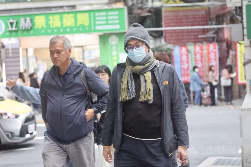圖為台北市中正區街頭民眾冬衣出門。（中央社檔案照片）