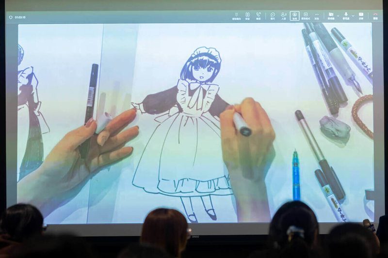 日本漫畫家森薰曾創作「姊嫁物語」、「艾瑪」等作品，日前受台灣角川邀請訪台與台灣漫畫家交流，並現場作畫，分享自己因想把女僕裝畫好而學習繪製布料的技巧。（台灣角川提供）中央社記者王寶兒傳真　114年11月26日