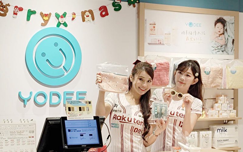 樂天球團啦啦隊女孩林穎樂（右）、琳妲（左），26日下午在新店裕隆城YODEE優迪門市，幫忠義基金會安置家園中的失依兒少，依年齡與喜好，預先挑選耶誕禮物，並寫下祝福卡。中央社記者汪淑芬攝   114年11月26日