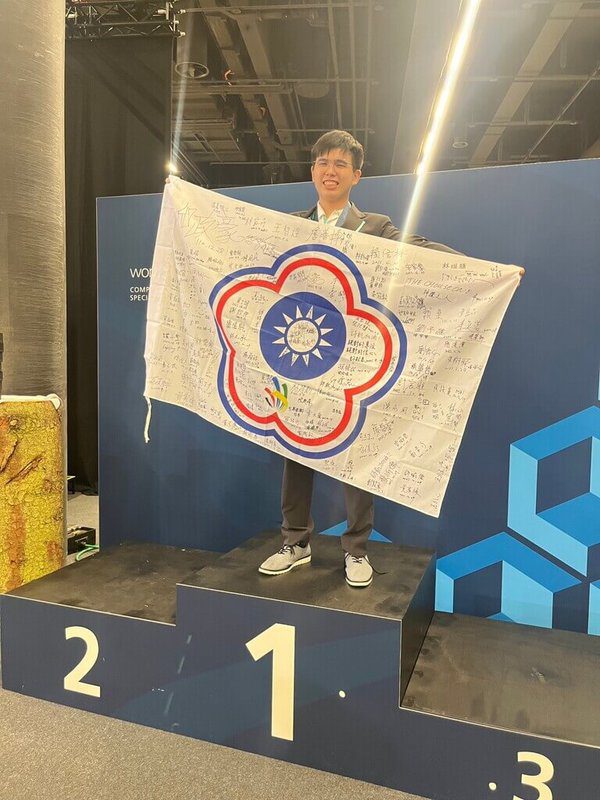 從小喜歡樂高與魔術方塊的陳詩凱，就讀技高後嶄露對木藝的天分，大學時更拿下國際技能競賽門窗木工項目金牌。（技專招生總辦提供）中央社記者許秩維傳真　114年11月27日