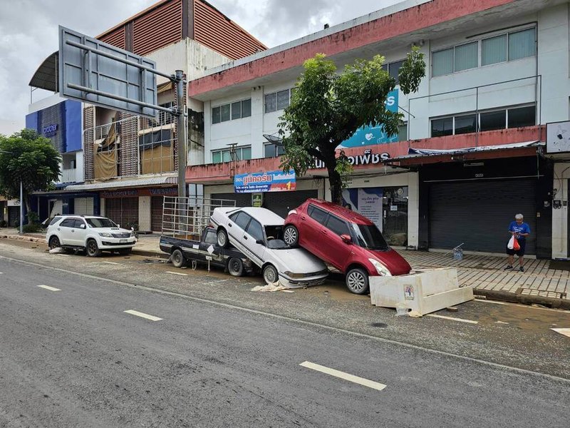 泰國南部宋卡府合艾暴雨，27日水位已退去，路上可見許多汽車因被洪水沖毀而疊在一起。（泰南台商會長丘應華提供）中央社記者李宗憲曼谷傳真 114年11月27日
