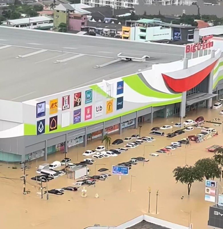 泰國南部宋卡府的合艾因豪雨引發嚴重淹水，持續數日，市區部分地區的水位達1層樓高，導致商場停車場車輛泡水受損。（泰南台商會長丘應華提供）中央社記者李宗憲曼谷傳真　114年11月25日