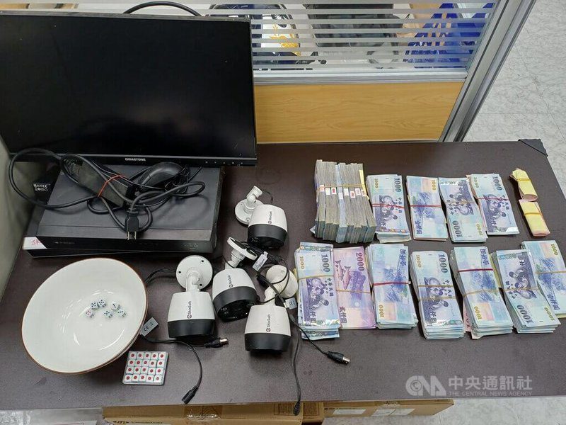 新北市政府警察局淡水分局26日表示，日前破獲一處職業賭場，共逮捕2名負責人及8名賭客；查扣賭具、監視器主機及鏡頭，以及賭資新台幣150萬餘元。（翻攝照片）中央社記者王鴻國傳真　114年11月26日