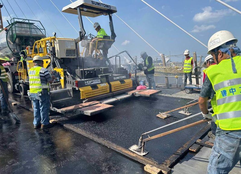 淡江大橋115年5月將通車，交通部公路局26日說，已啟動鋼床板GUSS瀝青混凝土鋪面作業，年底將完成。（公路局提供）中央社記者黃巧雯傳真 114年11月26日