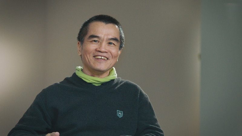 公視節目「藝術很有事」近期推出新一集內容，藝術家李明則（圖）提到自己兒時對武俠漫畫及武俠片深深著迷，這也啟蒙他的創作。（公視提供）中央社記者王寶兒傳真　114年11月24日