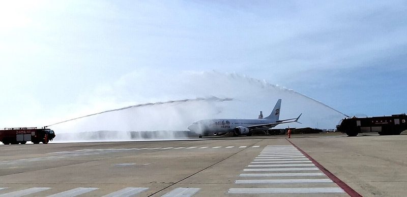 馬來西亞峇迪航空包機首航班機26日平安抵達澎湖機場，澎湖機場以噴水禮盛大歡迎，逾百名外籍旅客到訪，開啟澎湖國際觀光新篇章。（澎湖航空站提供）中央社　114年11月26日