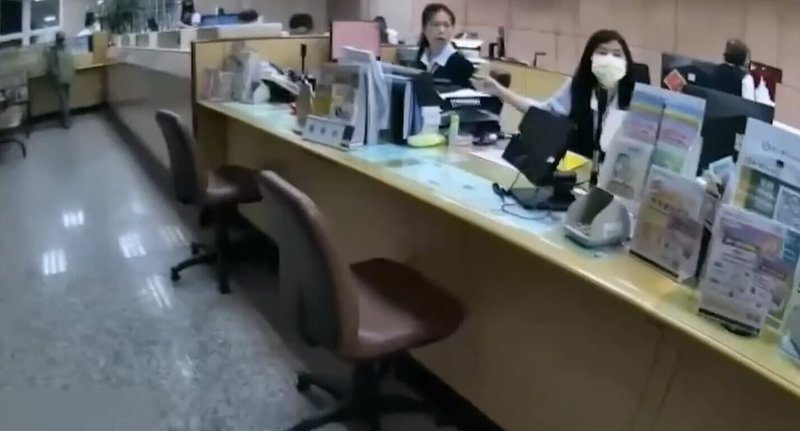 詐騙案件仍時有所聞，澎湖一名婦人日前至銀行反覆更改提款事由，經行員警覺有異，通報警方協處，適時阻止提領，保住新台幣350萬元。（馬公分局提供）中央社   114年11月25日