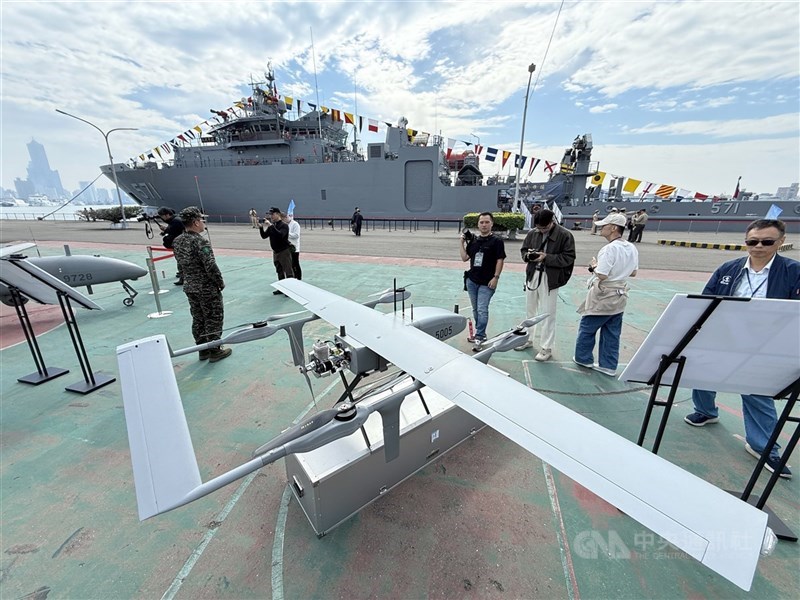 圖為海軍司令部11月20日在高雄新濱營區公開展示陸用型監偵無人機。（中央社檔案照片）