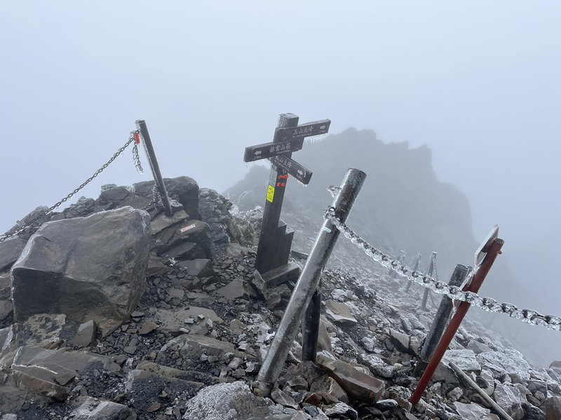 受持續低溫及降雨影響，玉山園區高山地區已有部分步道結冰，內政部國家公園署玉山國家公園管理處提醒，高山嚴寒，結冰路面極易滑倒，呼籲山友務必注意安全。（韋樹德提供）中央社記者鄭維真傳真　114年11月28日
