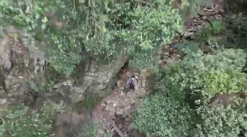 陸軍十軍團江姓士兵21日攀登台中八唐縱走後失聯，26日傳來好消息，台中市消防局經由空拍機發現失蹤者，看起來尚無大礙。（民眾提供）中央社記者郝雪卿傳真  114年11月26日