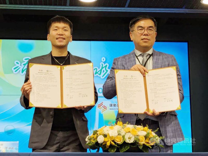 環境部長彭啓明（右）與運動部李洋（左）25日代表環境、運動部簽署「活力永續」合作備忘錄（MOU），正式建立跨部會合作機制，共同推動邁向低碳、節能、循環的全民永續新運動。中央社記者張雄風攝　114年11月25日