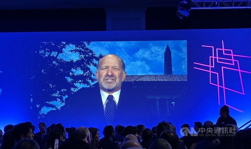 美國商務部長盧特尼克（Howard Lutnick）20日透過影片恭賀魏哲家和劉德音獲頒羅伯特諾伊斯獎（Robert N. Noyce Award），並讚譽兩人領導台積電改變了世界。中央社記者張欣瑜聖荷西攝　114年11月21日