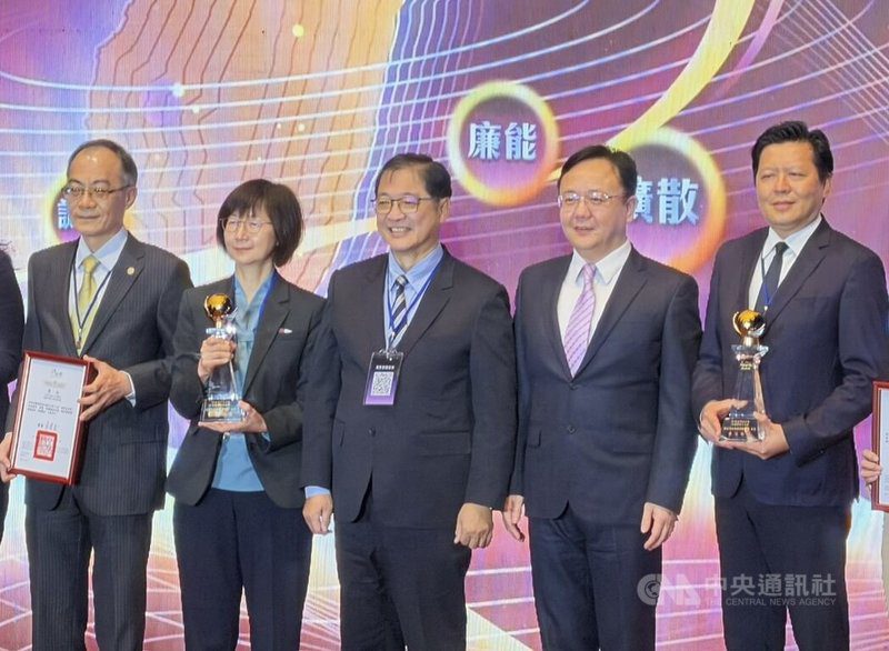 廉政署25日舉行第3屆「透明晶質獎」頒獎典禮，法務部長鄭銘謙致詞時肯定得獎的6個機關，透過此獎助機關自我檢視，讓清廉成推動機關進步力量。圖為法務部長鄭銘謙（右3）、廉政署長馮成（右2）與得獎機關代表合影。中央社記者劉世怡攝 114年11月25日