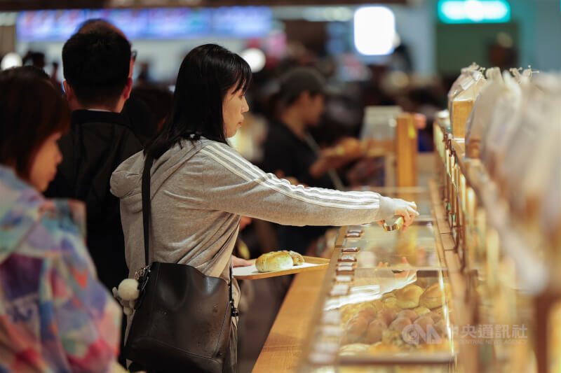 圖為台北市信義區民眾於地下街挑選麵包。（中央社檔案照片）