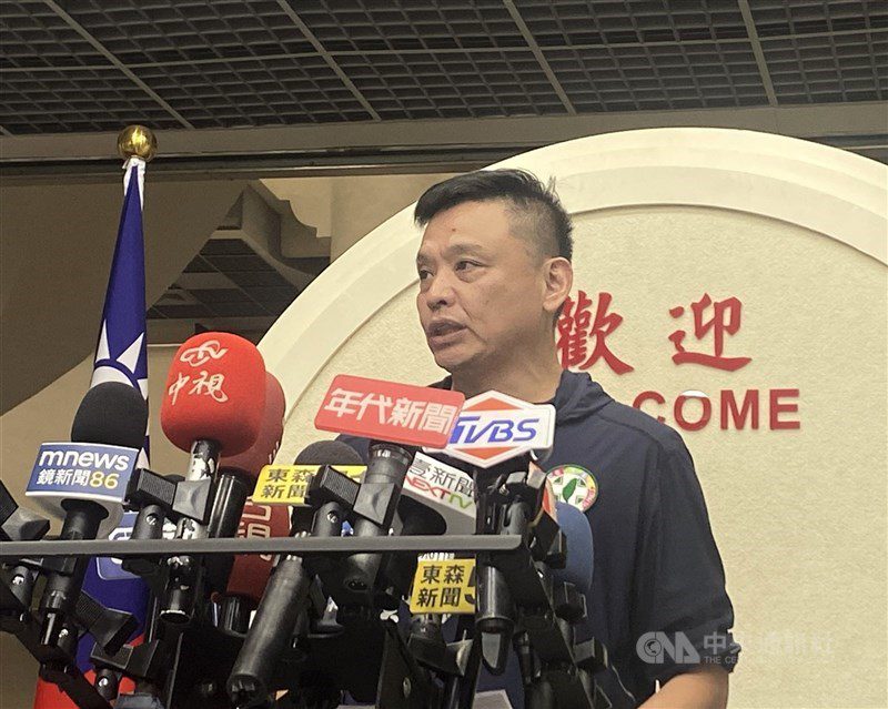 綠議員掛看板指蔣萬安默許鄭麗文 藍議員:假議題 | 政治 | 中央社 CNA 綠議員掛看板指蔣萬安默許鄭麗文 藍議員:假議題 | 政治 | 中央社 CNA