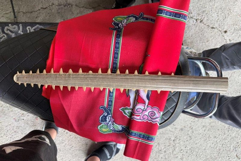 海巡署偵防分署北門查緝隊27日宣布查獲非法販售保育類「鋸鰩」鼻鋸加工製成鯊魚劍案，查獲證物鯊魚劍。（北門查緝隊提供）中央社記者楊思瑞台南傳真　114年11月27日