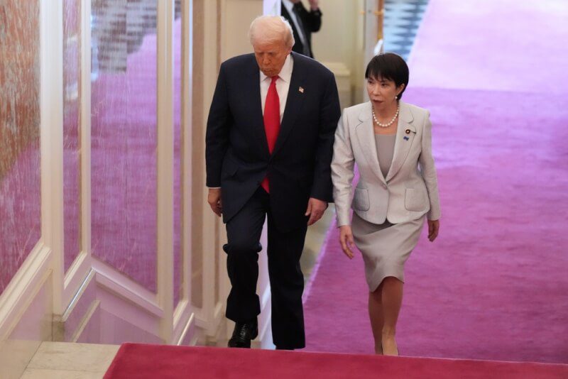 美國總統川普（左）與日本首相高市早苗（右）10月28日在東京會面。（美聯社）