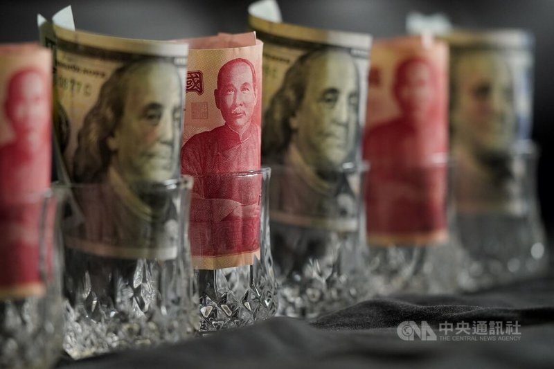 圖為新台幣與美元紙鈔。（中央社檔案照片）