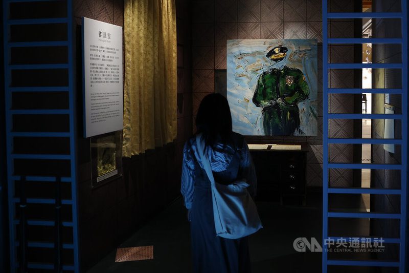 展示台灣人民追求民主自由歷程的「自由花蕊」常設展24日在中正紀念堂1樓展廳開幕，展區一處重現戒嚴時期審訊室的場景。中央社記者王騰毅攝  114年11月24日