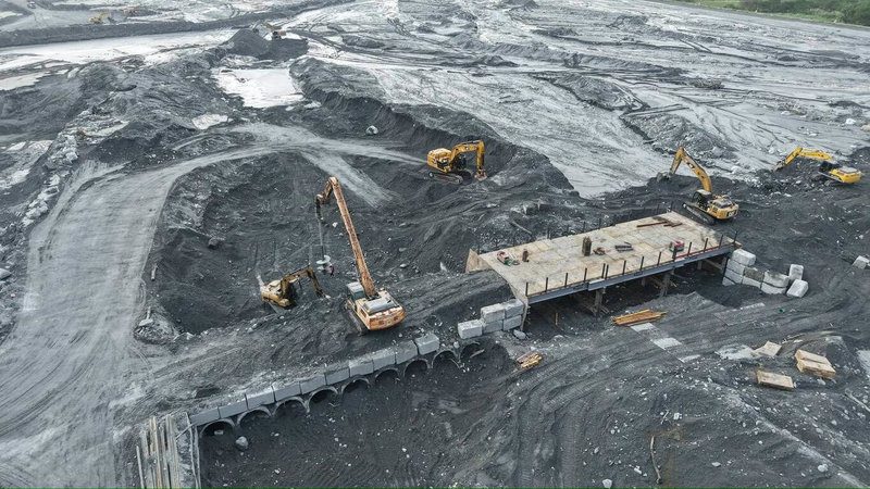 花蓮馬太鞍溪橋臨時涵管便道之前評估，如堰塞湖、天候及水位穩定預定10個工作天完成搶通，但日前發生多次水位暴漲，沖毀已完成的路基等情形，公路局積極趕工，預估11月底搶通。（公路局東區養護工程分局提供）中央社記者李先鳳傳真　114年11月25日