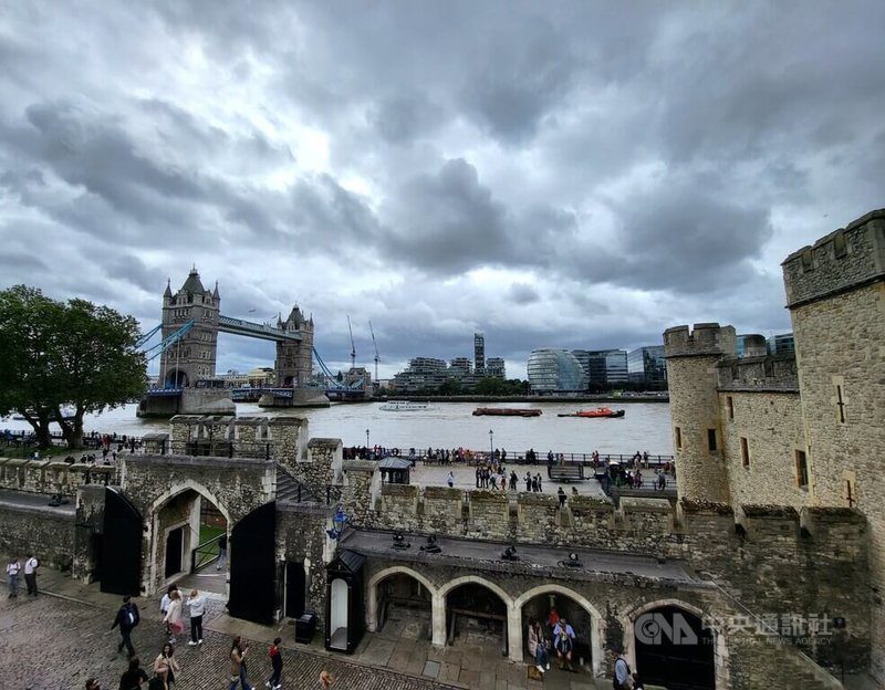 英國政府25日宣布，倫敦、利物浦、約克、曼徹斯特等觀光旅遊產業興盛的英格蘭大城，將可向過夜旅客徵收城市旅遊稅，以拓展地方財源。圖為倫敦地標倫敦塔橋和倫敦塔一隅。中央社記者陳韻聿倫敦攝　114年11月26日