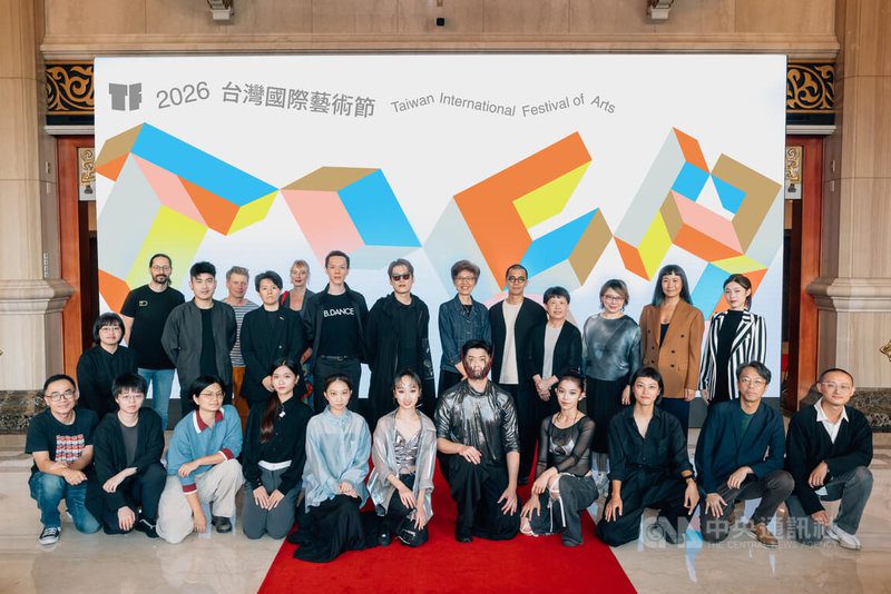 2026台灣國際藝術節（TIFA）宣告記者會24日下午舉行，公布16檔精彩節目，演出團隊與國家兩廳院藝術總監劉怡汝（後排右6）合影。（國家兩廳院提供，蔡耀徵攝影）  中央社記者趙靜瑜傳真　114年11月24日
