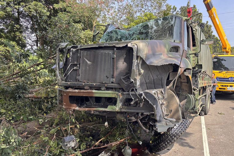 一輛軍用卡車25日行經台20線台南市山上區路段，不明原因失控衝出路外撞擊路樹及圍籬後停下，駕駛人陳姓士官及李姓乘員受傷送醫，軍用卡車隨後由民間拖吊車拖離現場。（讀者提供）中央社記者楊思瑞台南傳真　114年11月25日