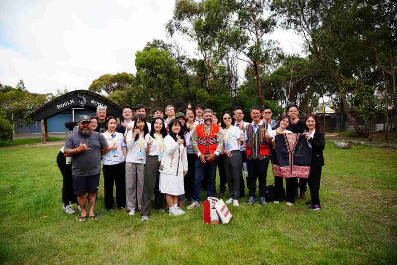 農業部與外交部合辦第6屆「農業青年大使『新南向』交流計畫」，首度增列澳洲，訪問團日前抵達墨爾本展開為期8天的參訪。圖為團員拜會當地原民農業文化展示中心，並與原住民長老合影。（農業部提供）中央社記者汪淑芬傳真　114年11月27日