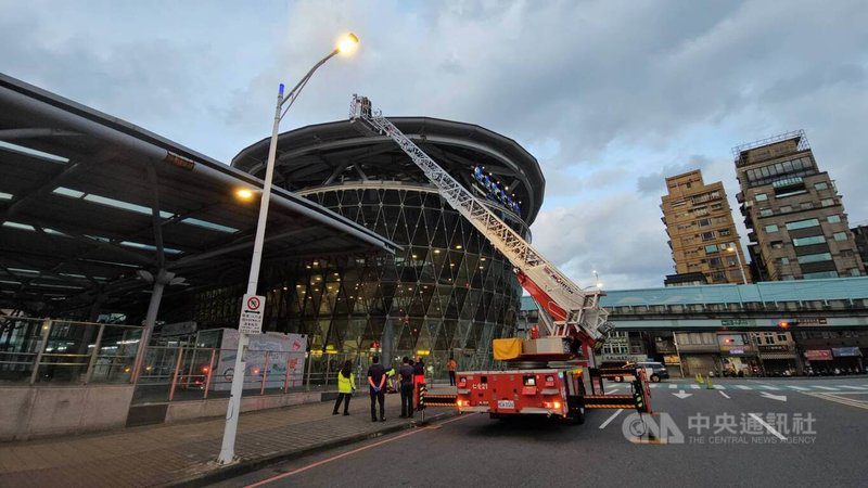 通緝犯黃姓男子26日凌晨2時許開車拒檢，衝入基隆市一處平交道，飆駛鐵軌不久後爆胎，黃男棄車逃逸，疑攀爬鋼梁至基隆火車站頂樓，墜落3樓雨棚，消防局出動雲梯車將黃男救下送醫。中央社記者王朝鈺攝　114年11月26日