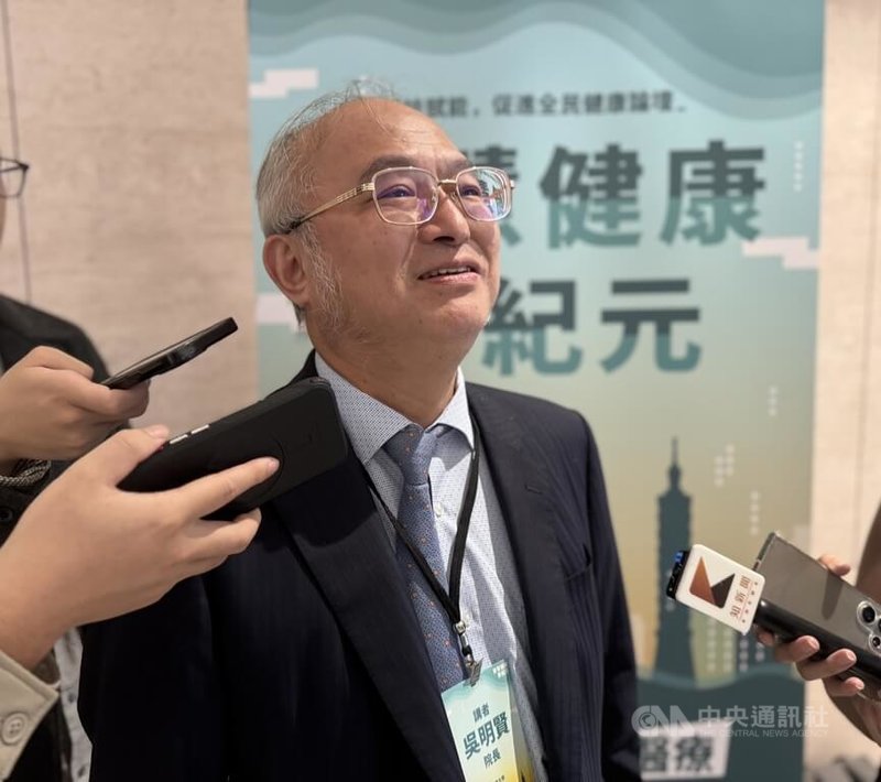 衛福部預告修法要求執行高風險手術醫美診所須納評鑑，掀反彈聲浪。台大醫學院院長吳明賢（圖）27日受訪時表態贊同衛福部改革手段，認為是正本清源。中央社記者沈佩瑤攝　114年11月27日