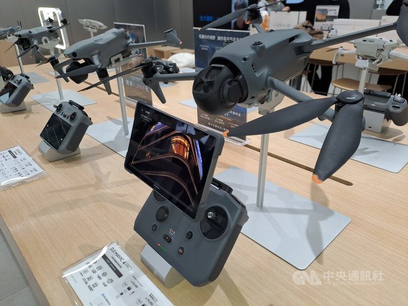 日前傳出國防部未來採購無人機將須具備「接管」系統，因中國製大疆空拍無人機（如圖）在台灣市占率高，成為業界關注的焦點。中央社記者潘智義攝　114年11月30日