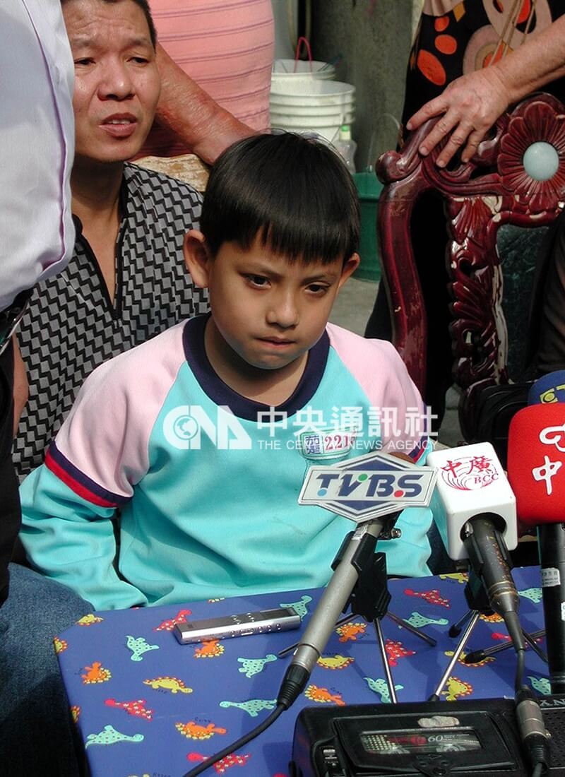 台巴混血兒吳憶樺監護權訴訟三審定讞，監護權歸巴西外婆羅莎。吳憶樺由在台親屬陪同召開記者會，表達想留台灣的心聲。中央社記者陳守國高雄縣傳真92年11月26日