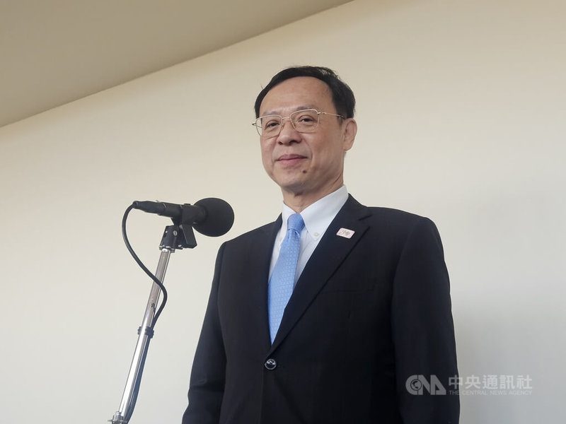 衛福部長石崇良（圖）26日列席立法院社會福利及衛生環境委員會，針對「蘇丹紅化學原料竄臺，政府如何強化進口把關及後市場查驗，以維護國人健康安全」等進行專題報告，並在會前接受媒體聯訪。中央社記者陳婕翎攝　114年11月26日