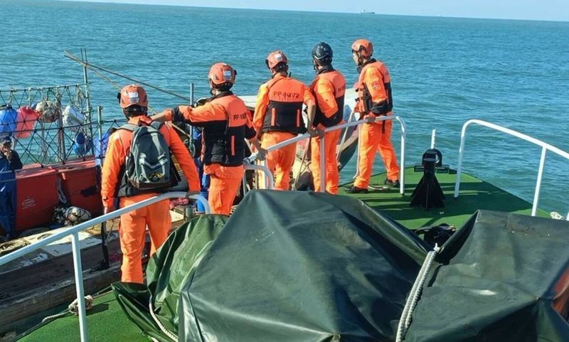 海巡署第11巡防區指揮部26日以科技監控設備查獲本國籍「新」字號漁船於馬祖近岸海域違規作業，隨即調派巡防艇前往查處，並於該船上查獲約500個章魚籠。（海巡署金馬澎分署提供）中央社記者潘欣彤傳真　114年11月26日