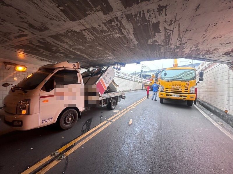 高雄23歲管姓男子27日上午駕駛小貨車載運雞蛋，但經過岡山區岡燕路地下道疑未注意限高，導致車斗與地下道擠壓卡住，幸無人傷。警方依未遵守標誌開罰，詳細肇因待釐清。（高市岡山警分局提供）中央社記者洪學廣傳真　114年11月27日