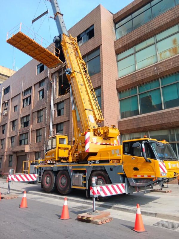 高雄前鎮海霸王分公司25日上午發生工安意外，蘇姓工人搭乘吊升設備至高處工作時，疑因沒有防墜措施墜落身亡。勞工局已勒令停工開罰雇主，並移送檢方追究刑事責任。（高市勞工局提供）中央社記者洪學廣傳真　114年11月25日