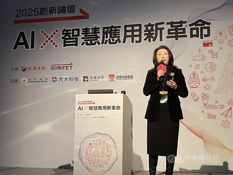 鴻海輪值執行長楊秋瑾（圖）26日表示，人工智慧（AI）是人類科技文明的轉折點，是真正的產業革命與結構性改變。中央社記者鍾榮峰攝　114年11月26日