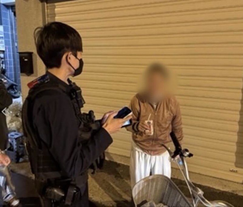 彰化鹿港鎮81歲吳姓老翁騎腳踏車要去郵局領取普發1萬元，不過因失智症且方向感不佳迷路，騎了9小時後體力不支，坐在彰化市環河街路旁，員警將老翁帶回派出所，通知家屬領回。（警方提供）中央社記者吳哲豪傳真　114年11月26日