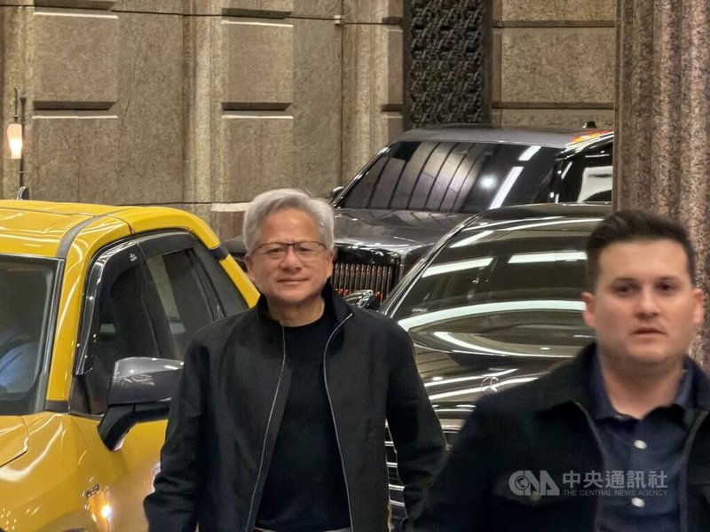 輝達執行長黃仁勳（左）27日意外現身台北，但行蹤成謎，晚間他返回下塌飯店文華東方時露出倦容，仍走向現場守候媒體打招呼。中央社記者吳家豪攝　114年11月27日