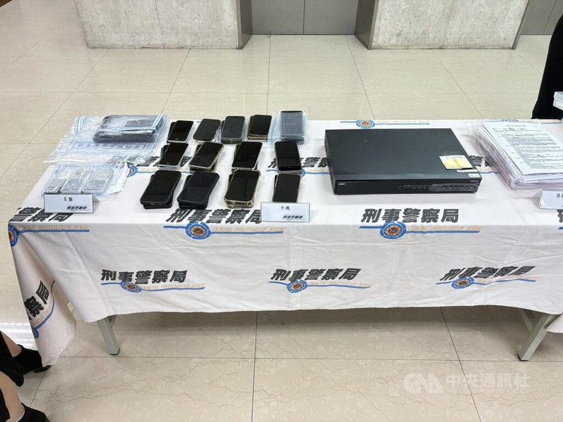 以新竹三環幫幹部40歲吳男為首的融資公司結合二手車商詐欺集團，用多元手法詐騙民眾土地及車輛，刑事局查獲19嫌並扣押上億元的232輛權利車，圖為贓證物。中央社記者黃麗芸攝 114年11月27日