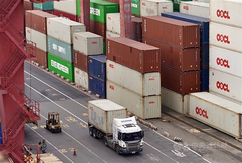 台經院發布的10月製造業景氣燈號續亮黃藍燈，製造業景氣信號值下滑。（中央社檔案照片）