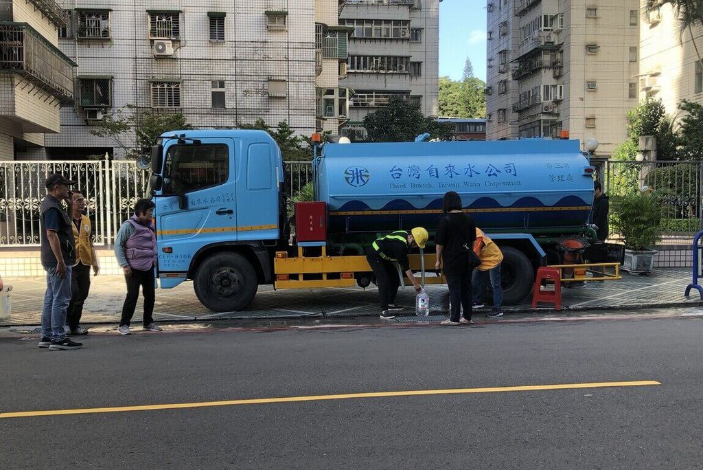 汐止自來水出現油味引民怨 凸顯水源不同兩樣情 | 生活 | 中央社 CNA 汐止自來水出現油味引民怨 凸顯水源不同兩樣情 | 生活 | 中央社 CNA