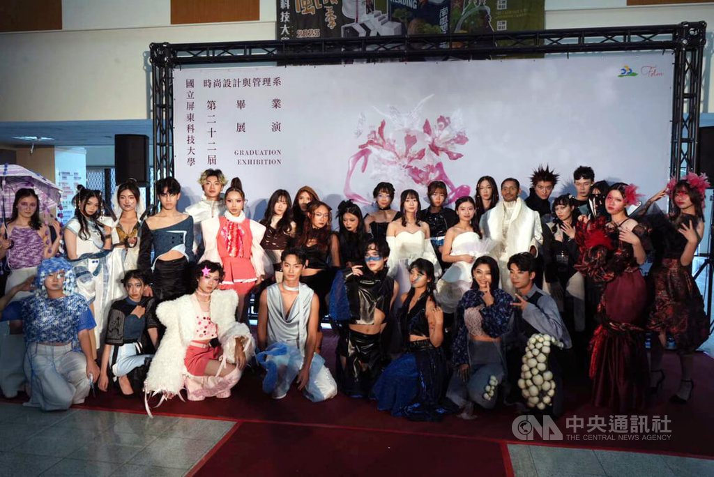 從自閉兒世界到現代壓力 屏科大時尚畢展跨多元議題 | 生活 | 中央社 CNA 從自閉兒世界到現代壓力 屏科大時尚畢展跨多元議題 | 生活 | 中央社 CNA