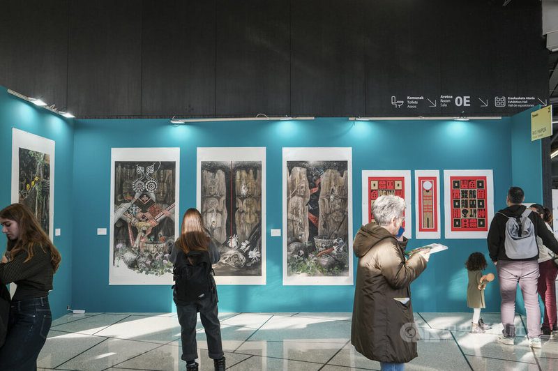 西班牙第14屆畢爾包國際版畫與紙上藝術博覽會（FIG Bilbao）27日至30日在畢爾包巴斯克宮舉行，今年特邀台灣為主賓國，以「聚焦台灣」為主題參展。位在入口大廳黃金展位的「大紙張」特展區，以廖修平大型三聯屏版畫「雙福」系列與黃淑卿「夜八鸝」、「原鄉情歌」等4幅大型創作，呈現東方美學韻味與台灣鄉土文化，吸引參觀者駐足欣賞。中央社記者胡家綺馬德里攝 114年11月29日