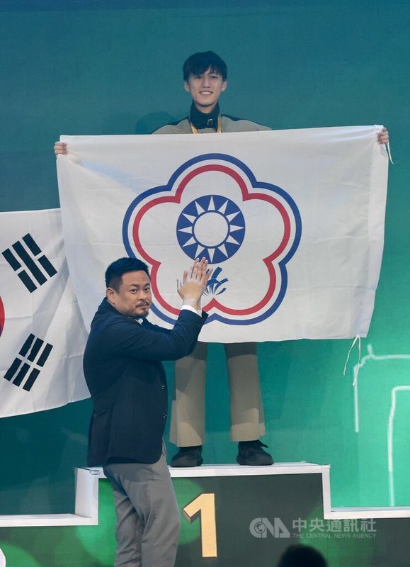 「2025亞洲技能競賽」台灣共有49名國手在44個職類展現技藝，閉幕典禮30日在台北南港展覽館舉行，勞動部長洪申翰（前）為獲獎選手鼓掌。中央社記者王飛華攝　114年11月30日